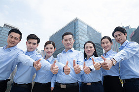 企業(yè)團隊舉獎杯慶祝